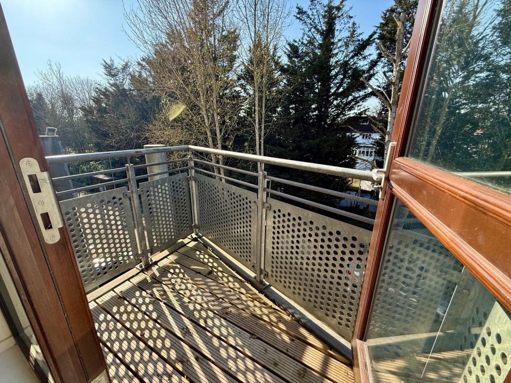 Lot: 105 - SECOND FLOOR FLAT WITH EN-SUITE TO MASTER BEDROOM - Small balcony area overlooking the car park